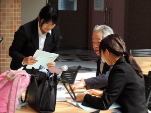 実習出発直前 先生に相談にのってもらう学生たち