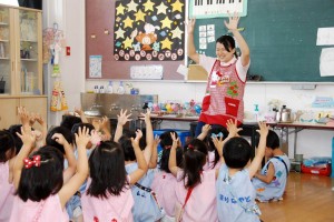 清教学園幼稚園 実習中の学生