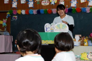 ペープサートを実演する学生