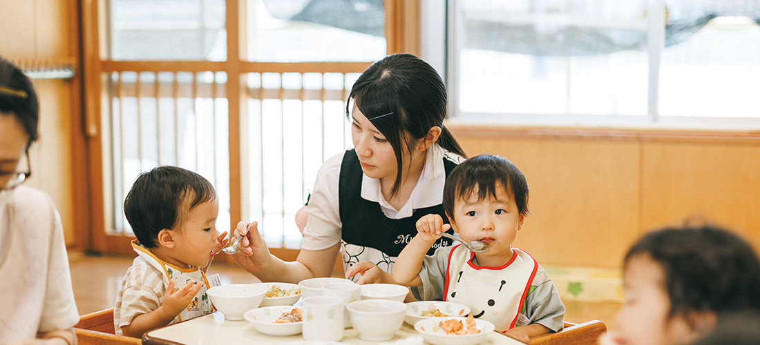学生と数人のこども