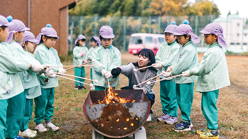 学生となにかを探しているこども