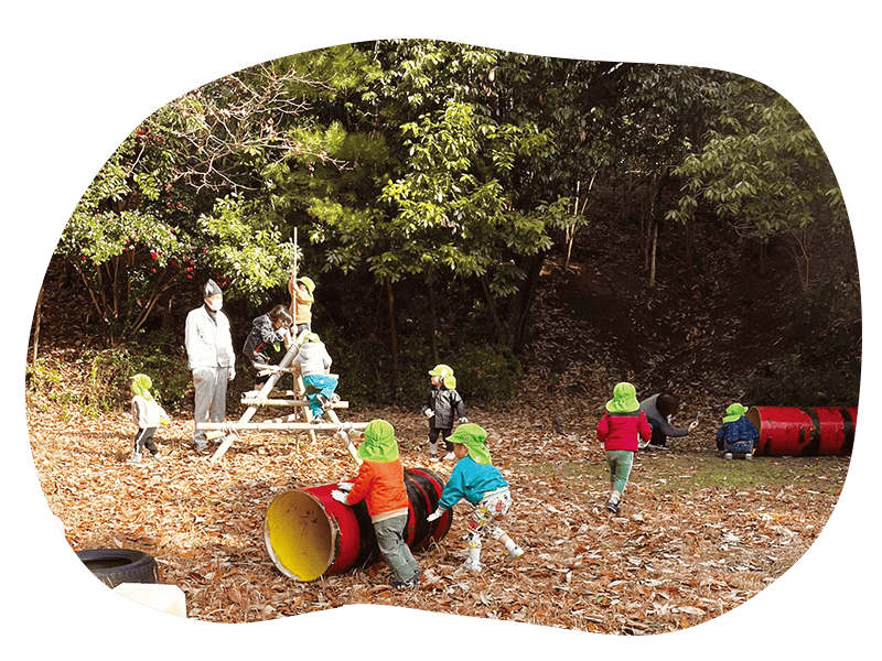 広場で様々な遊具であそぶこどもたち