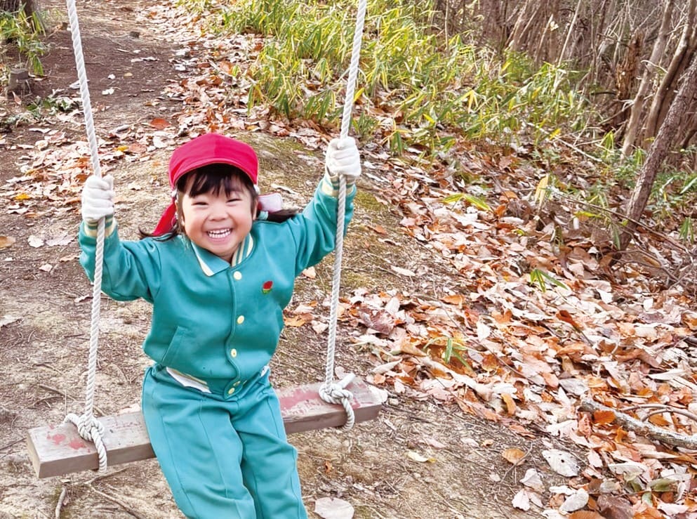 手づくりのブランコで遊ぶこども