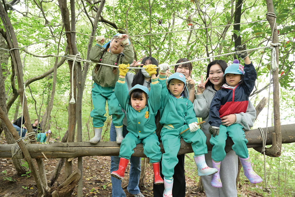 こどもたちと学生たちが楽しそうにしているところ