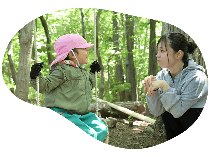 学生とこどもの笑顔