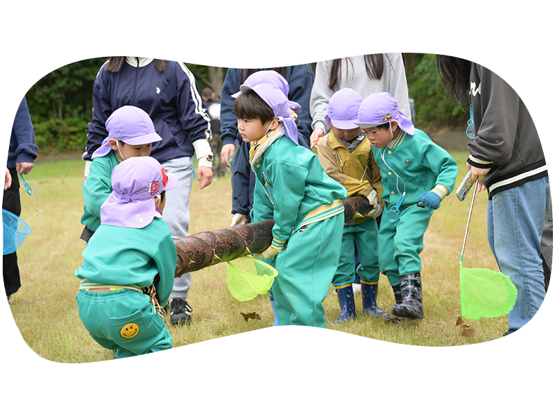大きなタケノコをもっているこどもたち