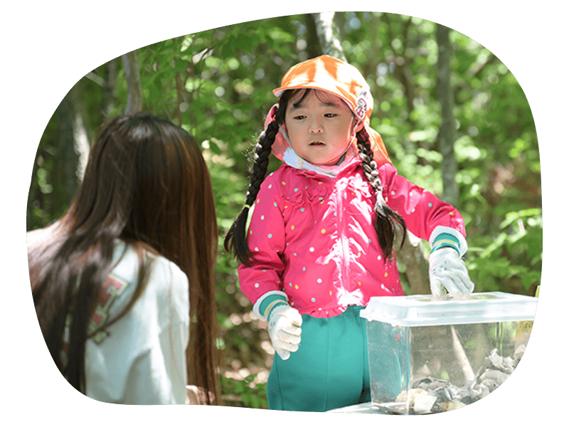 虫を見つけて驚くこども