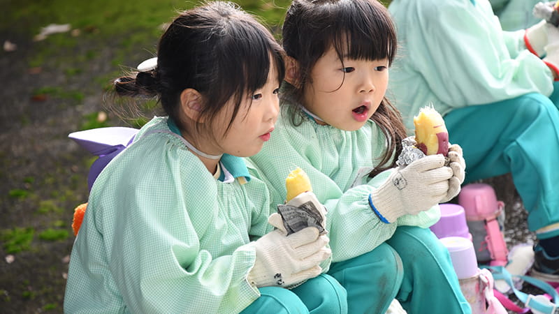 焼き芋を食べるこどもたち