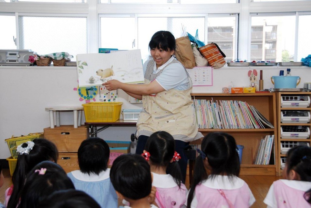 幼稚園実習中の学生