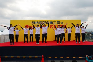 河内長野市商工会祭りで介護福祉コース1回生がパフォーマンス