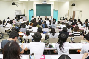 「職業人・先輩から学ぶ-保育教諭-」の授業　社会福祉法人夢らんど二田からゲスト講師来学