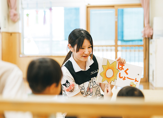 メインビジュアル（児童と学生の写真）