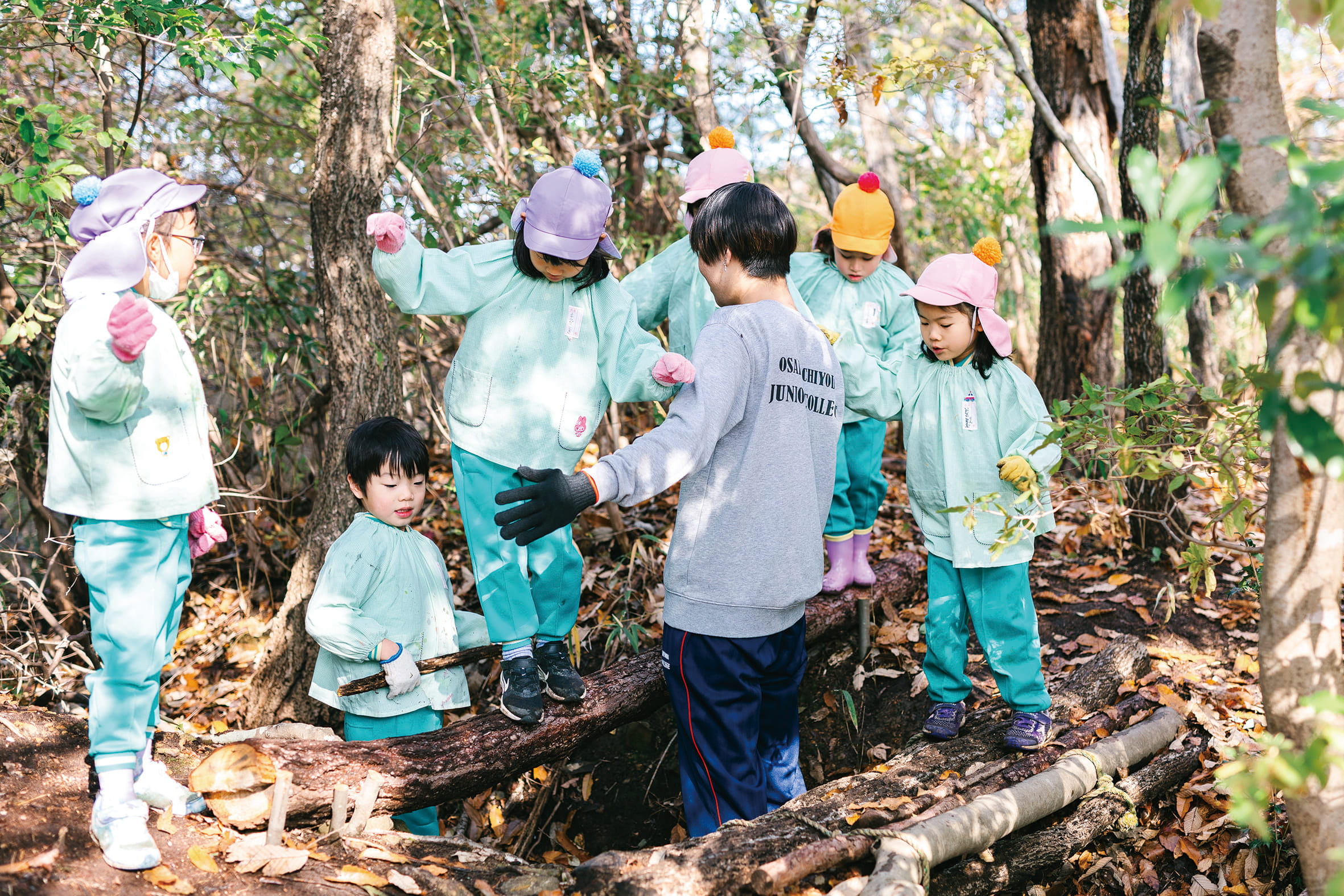 ちよたんの森でこどもたちと遊ぶ学生
