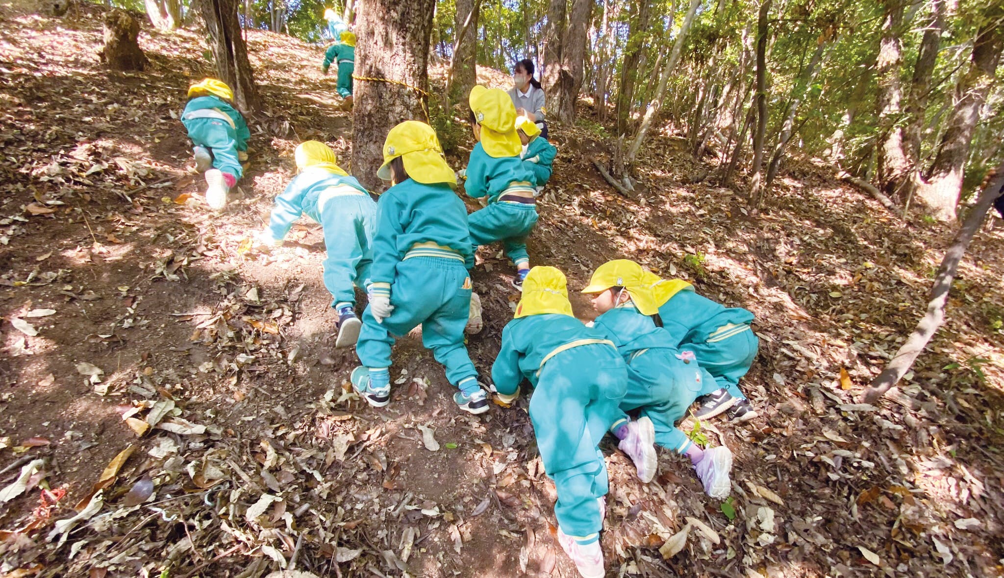 斜面を登るこどもたち