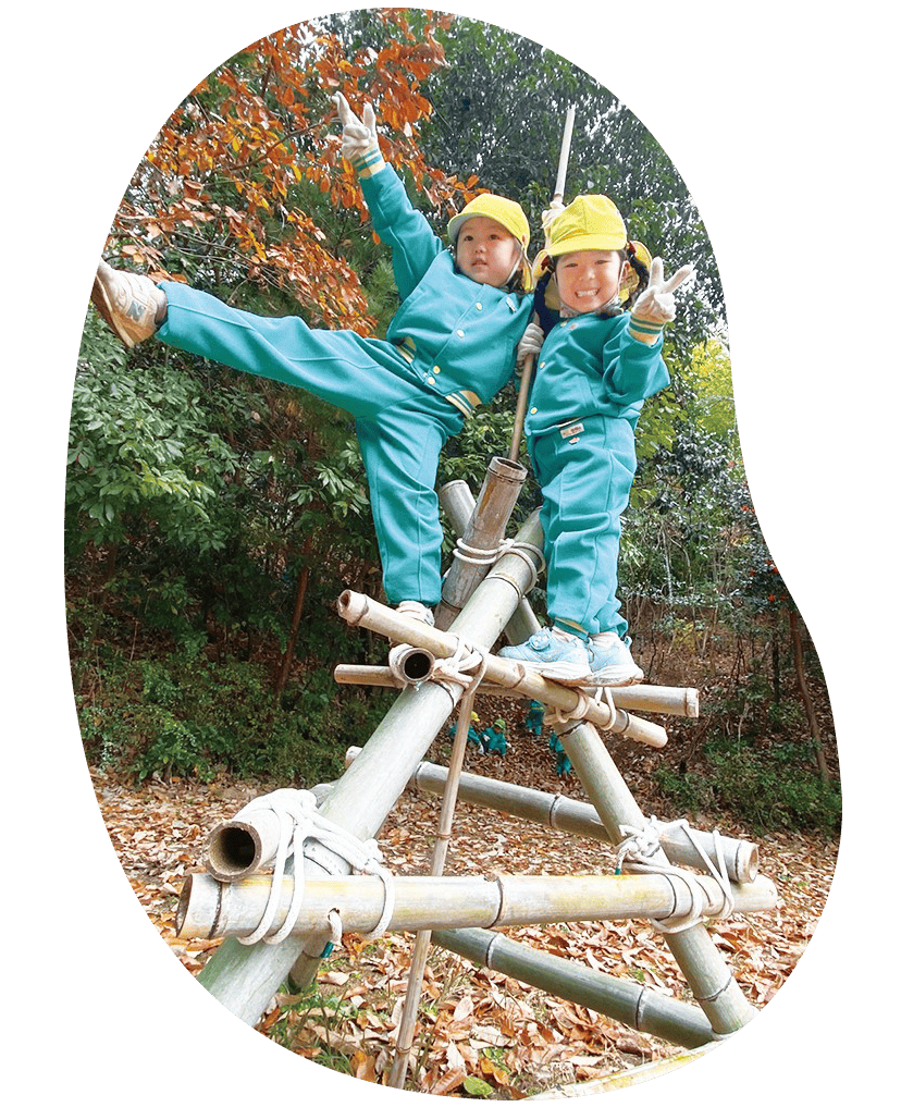 竹できた遊具で遊ぶこども